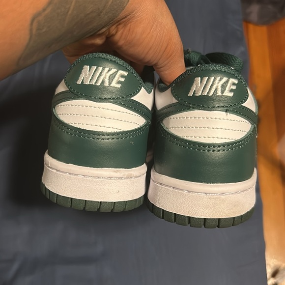 Size 6 Nike green Michigan dunks worn once great condition! - Picture 4 of 6